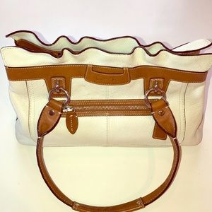 ⭐️ Coach ⭐️ Shoulder Bag White/Tan Leather, Green lining inside